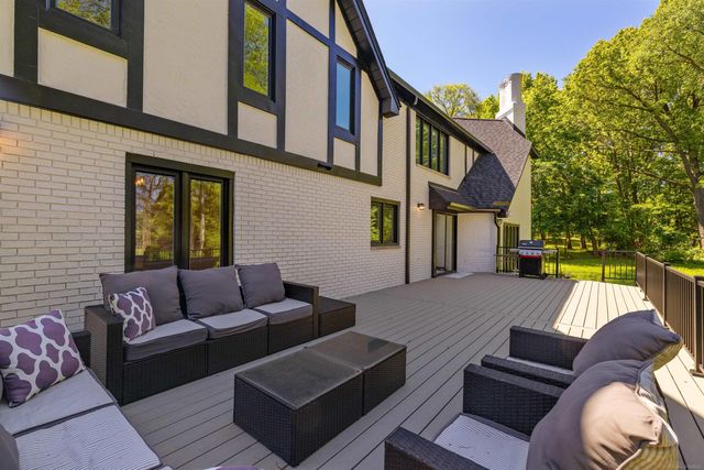 300 Camelot Way, Oakland Twp, MI 48306