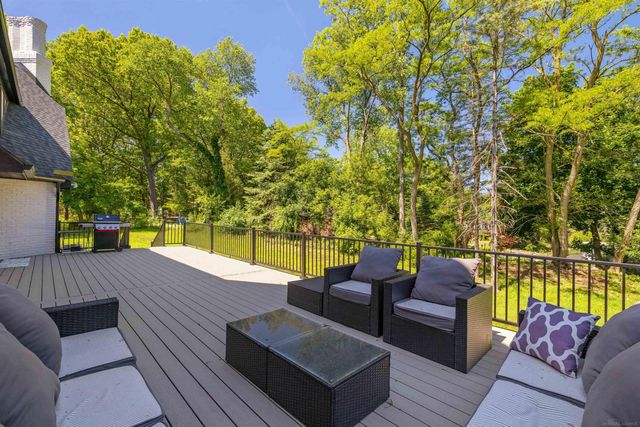 300 Camelot Way, Oakland Twp, MI 48306