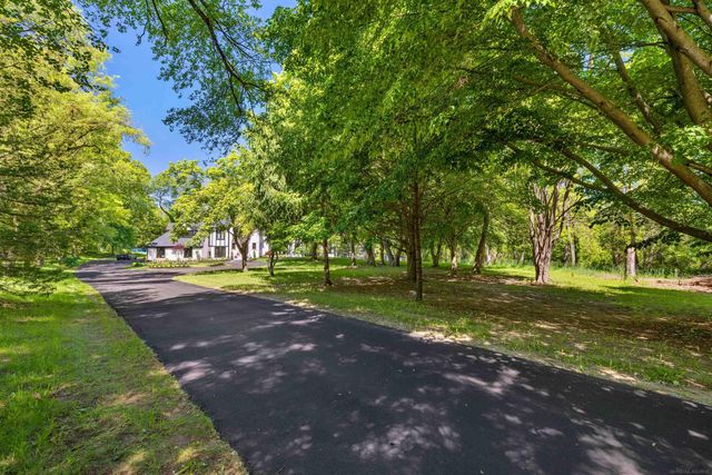 300 Camelot Way, Oakland Twp, MI 48306