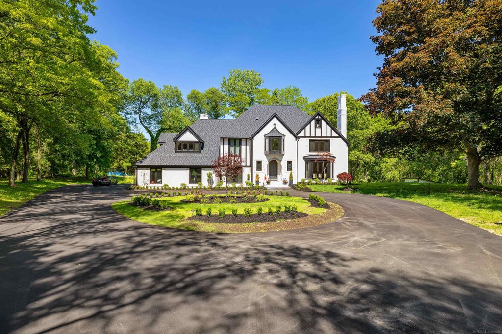 300 Camelot Way, Oakland Twp, MI 48306