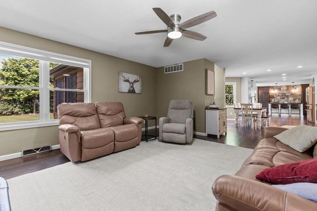 1245 WEATHERWOOD DRIVE, Neenah, WI 54956