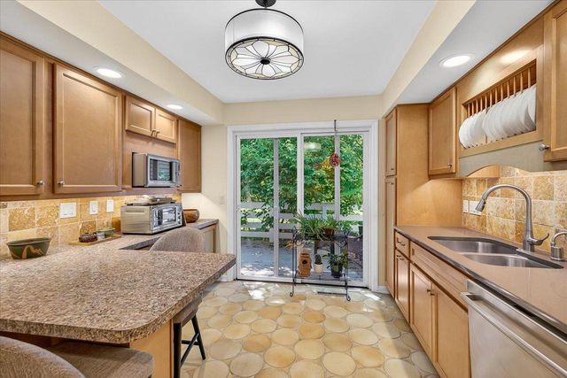 15 Oak Creek Trail, Madison, WI 53717