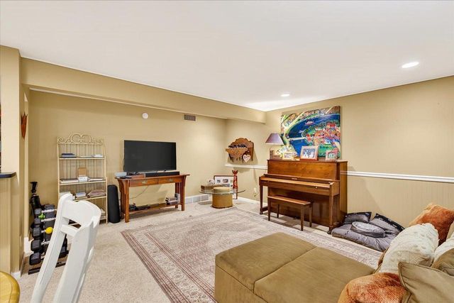 15 Oak Creek Trail, Madison, WI 53717