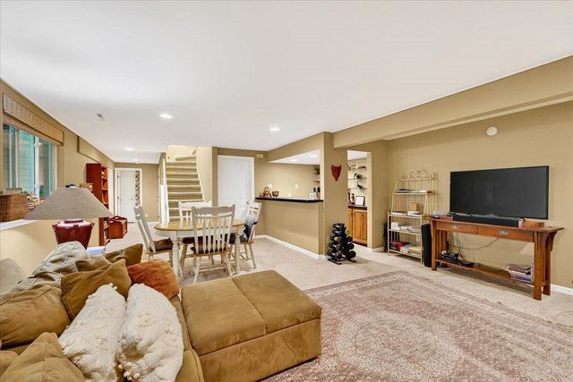 15 Oak Creek Trail, Madison, WI 53717