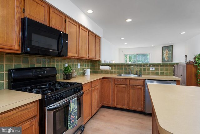 102 TREYMORE CT, Pennington, NJ 08534