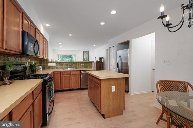 102 TREYMORE CT, Pennington, NJ 08534