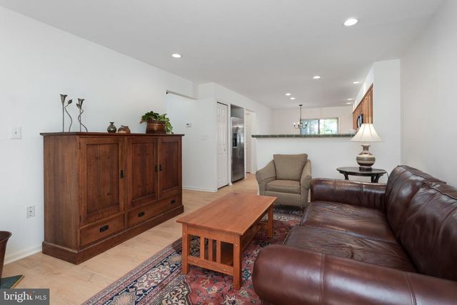 102 TREYMORE CT, Pennington, NJ 08534