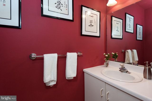 102 TREYMORE CT, Pennington, NJ 08534