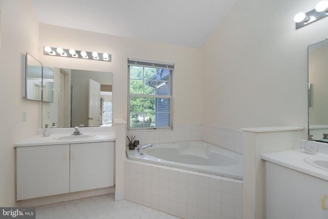 102 TREYMORE CT, Pennington, NJ 08534