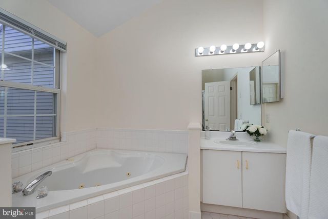 102 TREYMORE CT, Pennington, NJ 08534