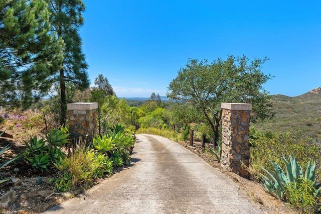 17035 Rio Maria Rd, Lakeside, CA 92040