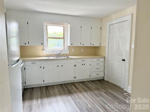 2025 28th Street NE, Hickory, NC 28601