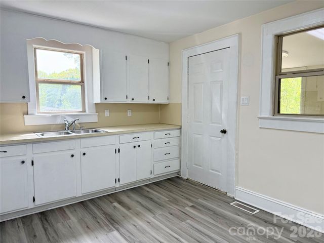 2025 28th Street NE, Hickory, NC 28601