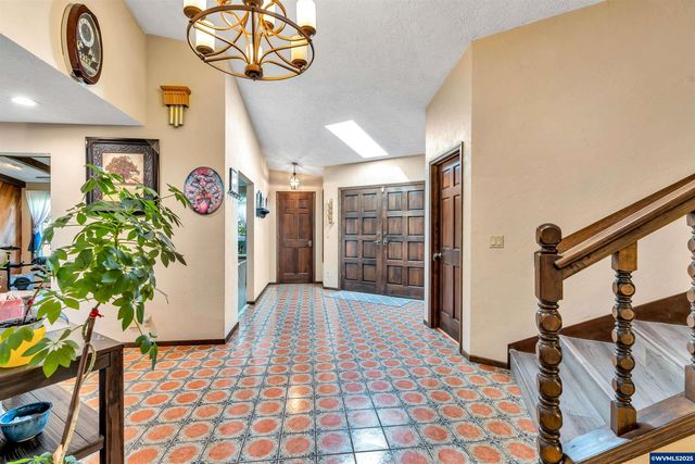 5526 Serenity Dr, Salem, OR 97317