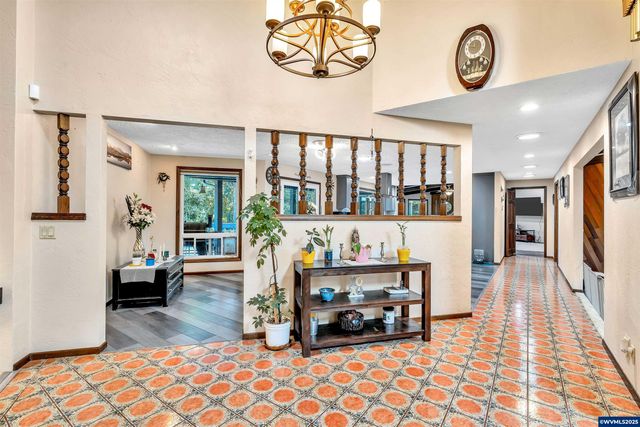 5526 Serenity Dr, Salem, OR 97317