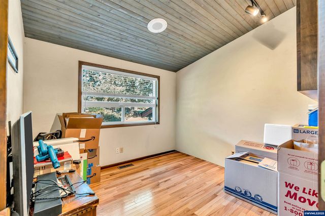 5526 Serenity Dr, Salem, OR 97317