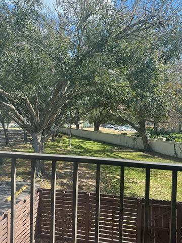 15206 W POND WOODS DRIVE, Tampa, FL 33618