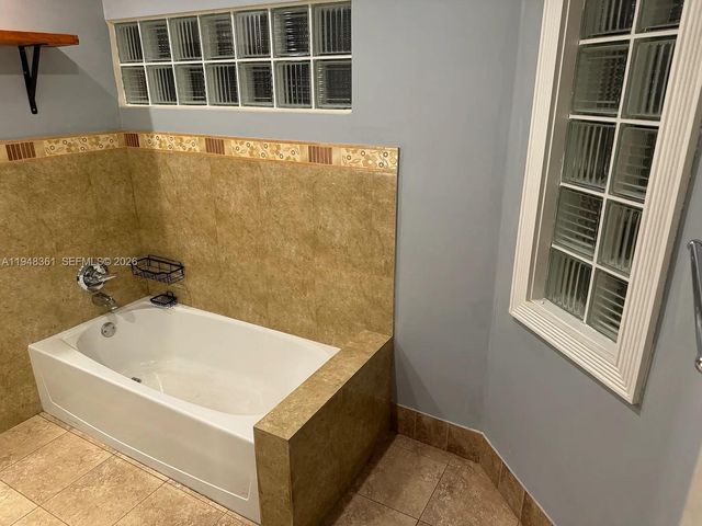 812 SE 14th Ct, Deerfield Beach, FL 33441