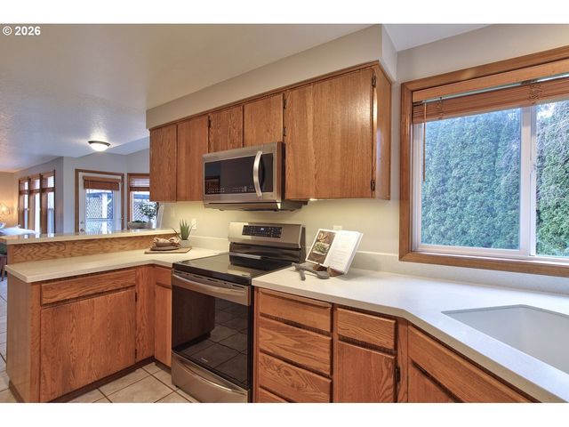 5022 Ne SADDLE Ct, Hillsboro, OR 97124