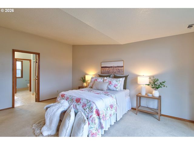 5022 Ne SADDLE Ct, Hillsboro, OR 97124