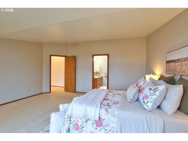 5022 Ne SADDLE Ct, Hillsboro, OR 97124