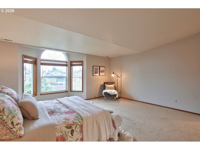 5022 Ne SADDLE Ct, Hillsboro, OR 97124