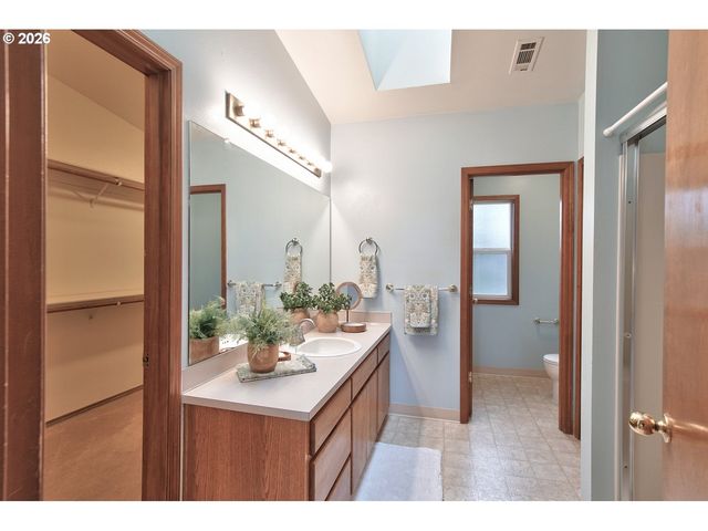 5022 Ne SADDLE Ct, Hillsboro, OR 97124