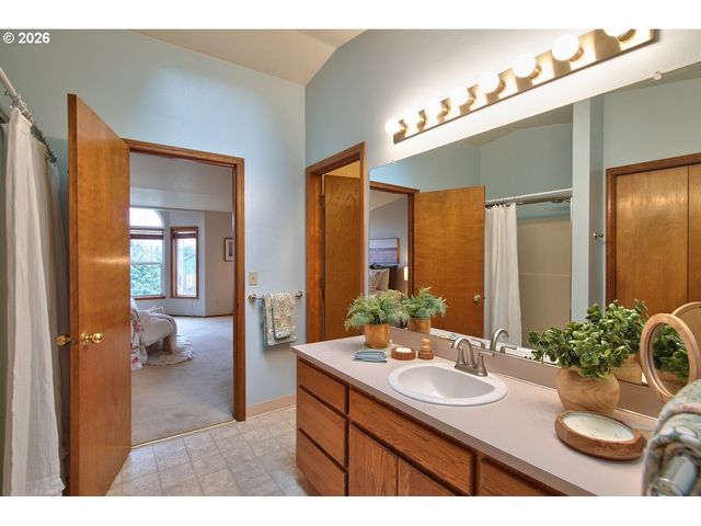 5022 Ne SADDLE Ct, Hillsboro, OR 97124