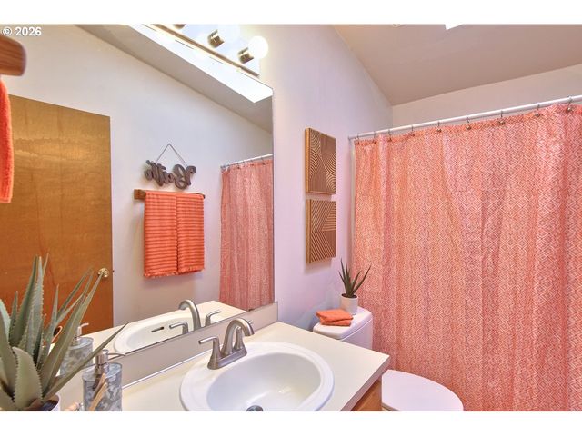 5022 Ne SADDLE Ct, Hillsboro, OR 97124