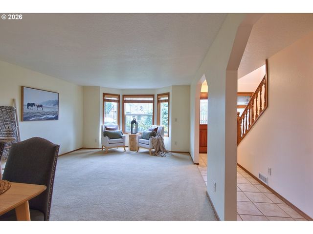 5022 Ne SADDLE Ct, Hillsboro, OR 97124