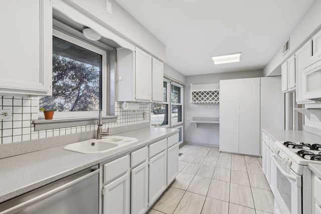 6890 N Loron Avenue, Chicago, IL 60646