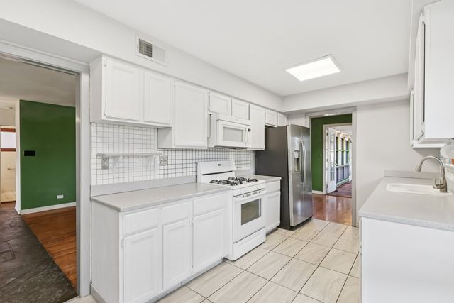 6890 N Loron Avenue, Chicago, IL 60646