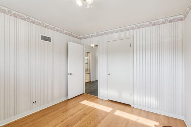 6890 N Loron Avenue, Chicago, IL 60646