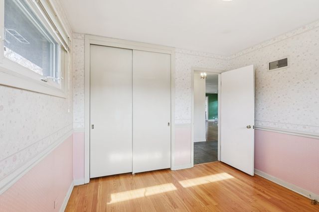 6890 N Loron Avenue, Chicago, IL 60646