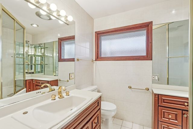 6890 N Loron Avenue, Chicago, IL 60646