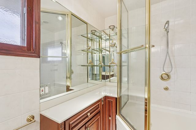 6890 N Loron Avenue, Chicago, IL 60646