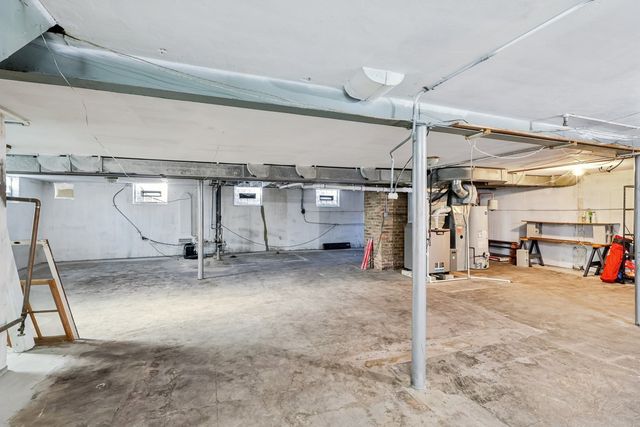 6890 N Loron Avenue, Chicago, IL 60646