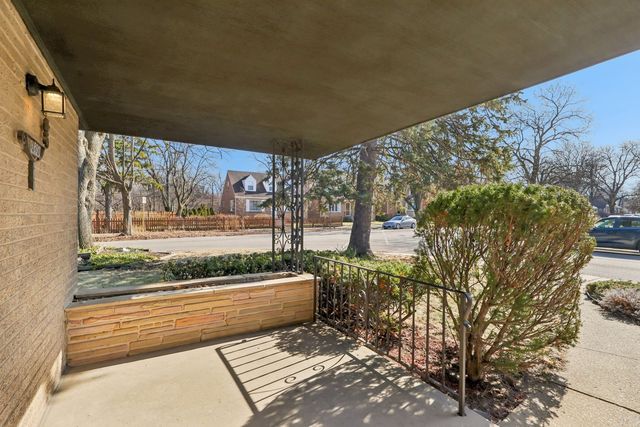 6890 N Loron Avenue, Chicago, IL 60646