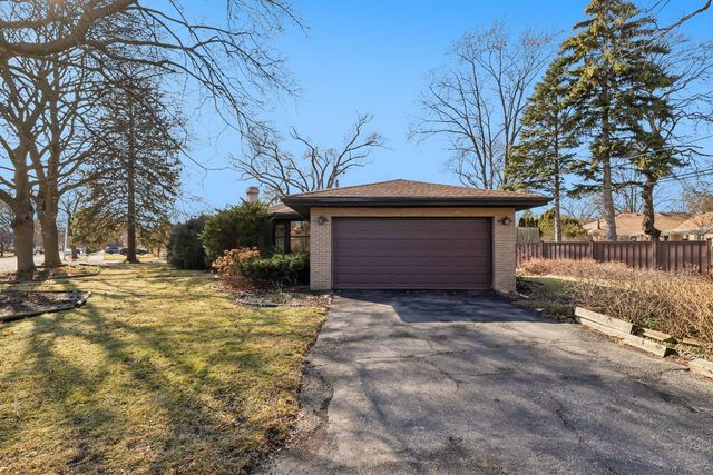 6890 N Loron Avenue, Chicago, IL 60646