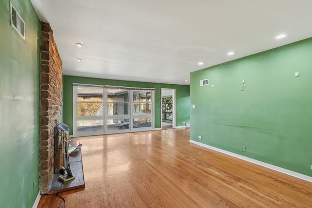 6890 N Loron Avenue, Chicago, IL 60646