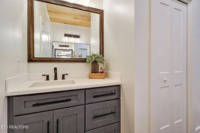 110 Eldon Justice Rd, Oliver Springs, TN 37840