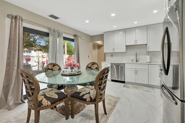 356 Prestwick Circle 3, Palm Beach Gardens, FL 33418