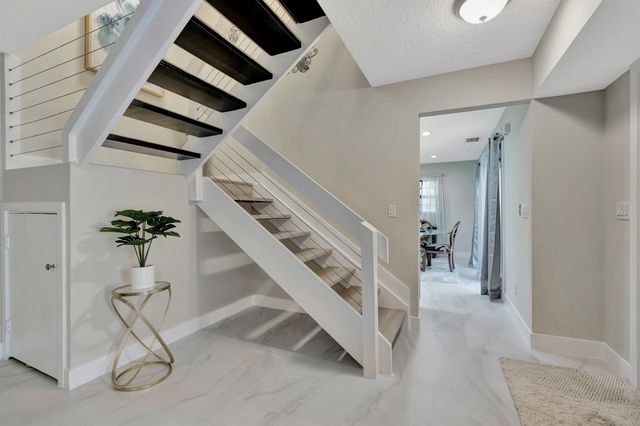 356 Prestwick Circle 3, Palm Beach Gardens, FL 33418