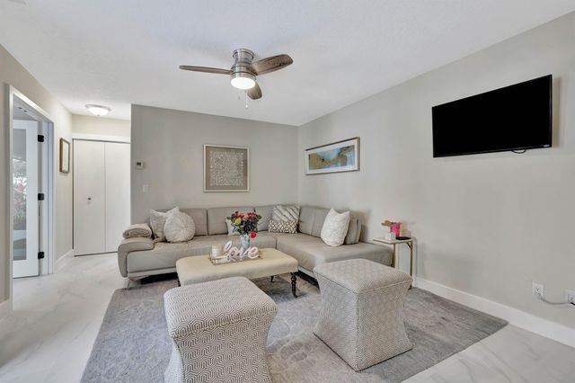 356 Prestwick Circle 3, Palm Beach Gardens, FL 33418