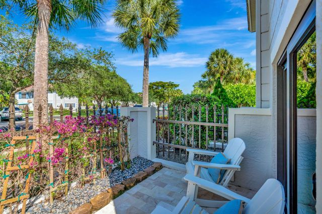 356 Prestwick Circle 3, Palm Beach Gardens, FL 33418