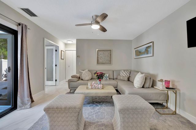 356 Prestwick Circle 3, Palm Beach Gardens, FL 33418