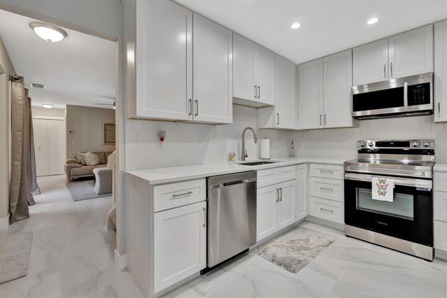 356 Prestwick Circle 3, Palm Beach Gardens, FL 33418