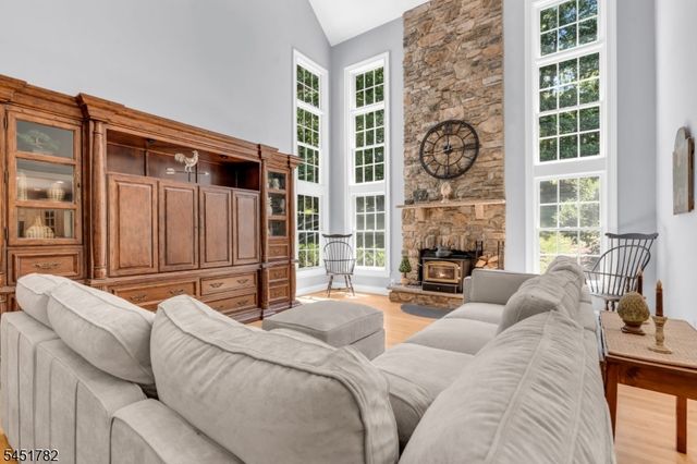 49 Parker Rd, Chester Twp., NJ 07930