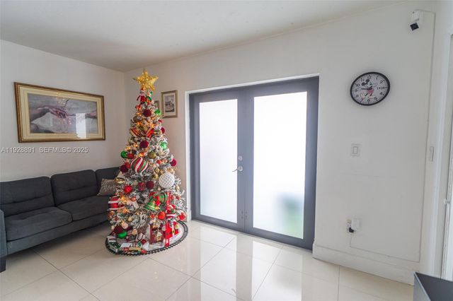 895 W 80th Place, Hialeah, FL 33014