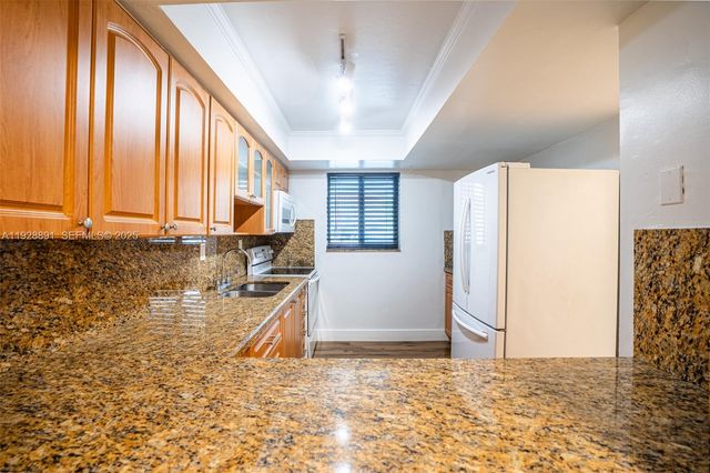 895 W 80th Place, Hialeah, FL 33014